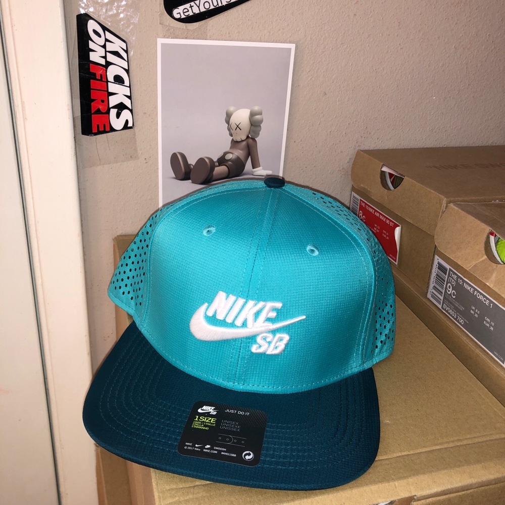Nike sb Trucker Perforated Snapback Cap Hat Teal 629243-405 2013 Green Tag